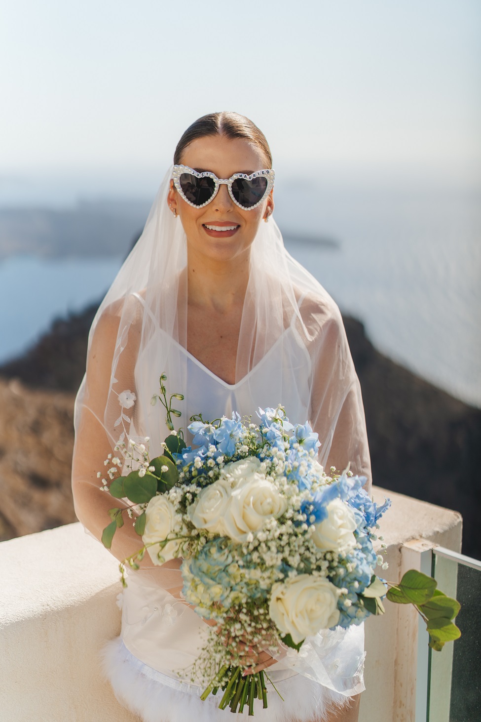 bouquets-elopement-wedding-in-santorini-greece